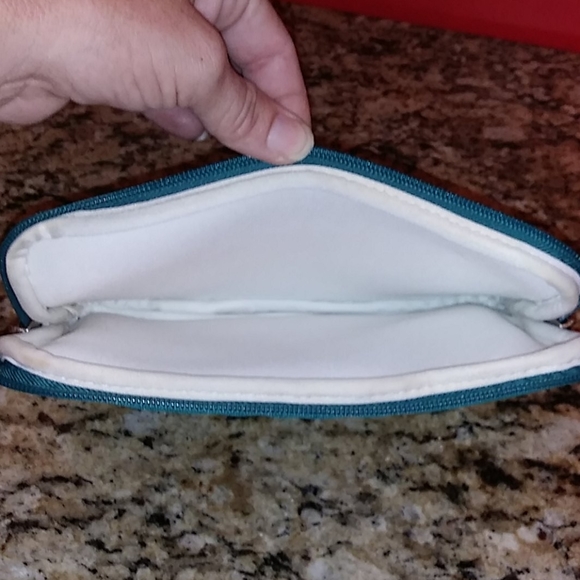 729 Belkin Universal Pleated Sleeve for 8in Tablet - Picture 3 of 6